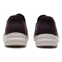 Skechers 女士休闲鞋，带保暖内衬，GO WALK6 一脚蹬通勤鞋，采用透气技术，适合日常和户外活动，轻便高回弹，运动鞋 - 暗紫色 - 查看 9