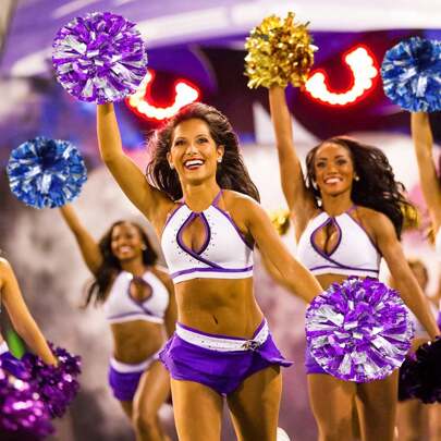 2pcs Metallic Pom Pom Cheer Pom With Finger Loop, Suitable For Dancing, Competition, Team Spirit Sports, Stage Performance, Carnival Celebration