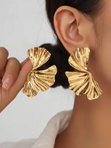 1 par de pendientes exagerados de metal dorado con diseño de hoja de arce, joyería gruesa