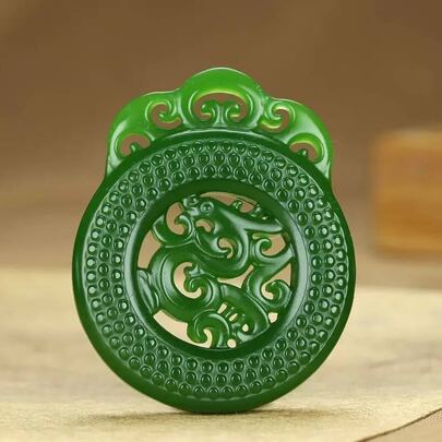 1 pezzo Ciondolo cavo in giada verde naturale, pendente collana con motivi di animali, piante, totem, ciondolo di moda chakra, gioiello della pace del guardiano, tutto intagliato a mano, collana in quarzo da uomo e donna, significato di pace, fortuna, felicità familiare, regali per lei, regali per feste di Natale e varie festività, regali di cristallo. (Regalo a sorpresa: Cordino, scatola regalo)