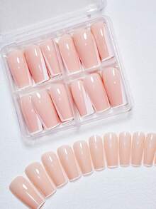 1 套 96 件短按压指甲，淡粉色搭配白色边缘设计，呈现自然光泽。每个指甲表面光滑闪亮，整体风格简约优雅，适合日常佩戴。该套装包含多种尺寸的指甲，可完美贴合不同的指甲床，佩戴舒适且操作简单。该套装还包含锉刀和凝胶，使指甲坚固持久。 - 淺粉色 - 查看 2
