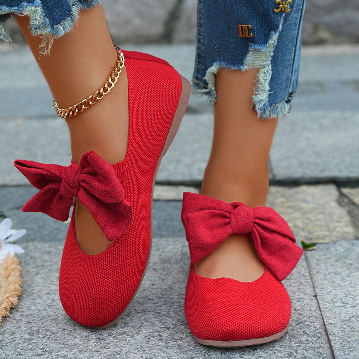 Par de zapatos de slip-on con lazo tejido en rojo, hechos de material tejido rojo transpirable con decoración a juego de lazo en la punta
