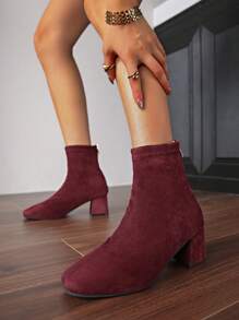 女士新款踝靴，方头高跟时尚短靴，舒适绒面革，后拉链开合，搭配毛衣裙