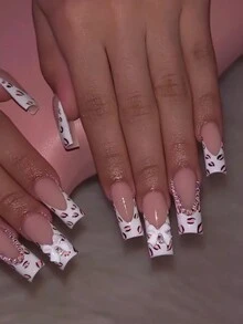 提升您的风格，24 件方形豹纹设计法式尖头按压指甲，带蝴蝶结水钻设计，完美贴合丙烯酸假指甲套装。包含 1 件果冻胶和 1 件指甲锉，豹纹指甲适合女士和女孩日常生活和派对使用 - 彩色 - 查看 2