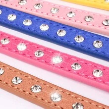 1 件个性化粉色宠物项圈，带白色水钻，柔软舒适，可定制宠物名称、联系信息、地址等，项圈上刻有文字，可防止宠物丢失，适用于大、中、小型犬