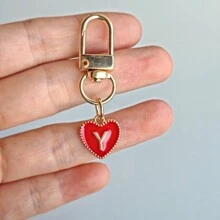 1 件个性化首字母心形钥匙扣，适用于背包、钱包、耳机盒，是送给朋友和情侣背包的理想礼物