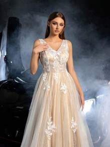 Faeriesty 优雅低胸花卉刺绣网眼覆盖婚纱