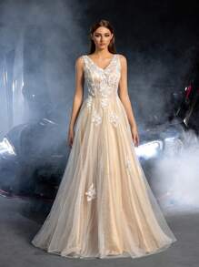 Faeriesty 优雅低胸花卉刺绣网眼覆盖婚纱