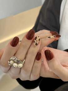 Eleva tu estilo con 24 piezas de uñas postizas cortas de forma ovalada con puntas de estampado de leopardo que se ajustan perfectamente. Incluye 1 pieza de pegamento de gelatina y 1 pieza de lima de uñas. Uñas de leopardo para uso diario, trabajo, estudio y fiestas para mujeres y niñas.