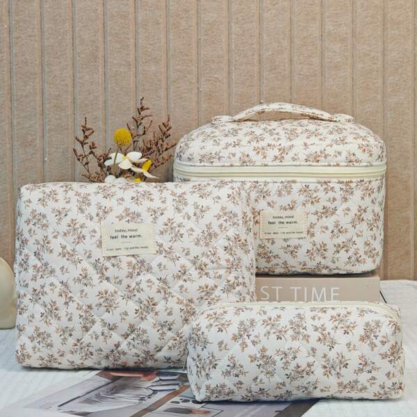 Nécessaire feminina delicada com estampa floral e matelassê, linda e espaçosa, multifuncional, ideal para viagens e para guardar itens de higiene pessoal. Perfeita para organizar seus pertences, ideal para viagens e ocasiões especiais. Com zíper, é perfeita para guardar itens essenciais como maquiagem, unhas, maquiagem, acessórios e outros itens de beleza.