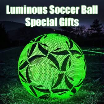 1 个 5 号夜光足球，PU 材质，适合足球比赛、训练和娱乐，适合青少年、圣诞礼物