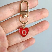 1 件个性化首字母心形钥匙扣，适用于背包、钱包、耳机盒，是送给朋友和情侣背包的理想礼物