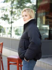 - Wendebarer, zweiseitiger Bomberjacke - Reißverschlussöffnung - Stehkragen - Seitentaschen mit Raglanärmeln an beiden Seiten