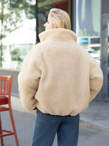 - Wendebarer, zweiseitiger Bomberjacke - Reißverschlussöffnung - Stehkragen - Seitentaschen mit Raglanärmeln an beiden Seiten