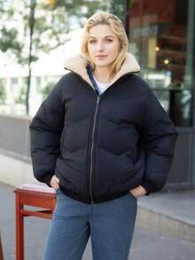 - Wendebarer, zweiseitiger Bomberjacke - Reißverschlussöffnung - Stehkragen - Seitentaschen mit Raglanärmeln an beiden Seiten