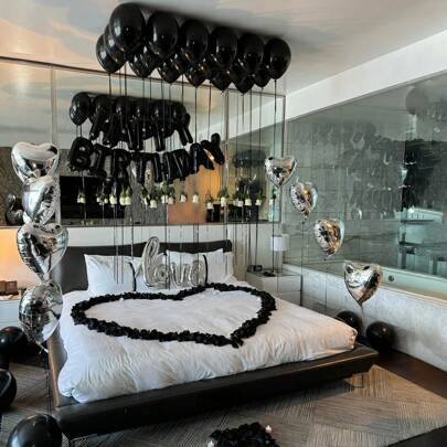 Set de decoración de cumpleaños negro de 1045 piezas que incluye 1000 pétalos de rosa negros, 1 pancarta negra de "Feliz Cumpleaños", globos de látex negros, globos de papel de aluminio con forma de corazón plateados, para fiesta de cumpleaños, aniversario, boda, decoración del hogar, accesorios fotográficos