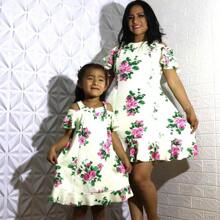 Vestido Floral mãe filha Lindos Iguais  Estampa floral Elegante dois vestido sendo adulto e infantil escolher somente tamanho infantil tamanho do adulto e único atende Vermelho Fim Do Anho ate 44 - Rosa Bebê - Visão 1