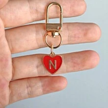 1 件个性化首字母心形钥匙扣，适用于背包、钱包、耳机盒，是送给朋友和情侣背包的理想礼物