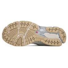 New Balance Zapatos deportivos para mujer, zapatos casuales ligeros, cómodos y transpirables, zapatillas de moda tipo chunky ML2002R3-D - ML2002R3-D - Ver 6