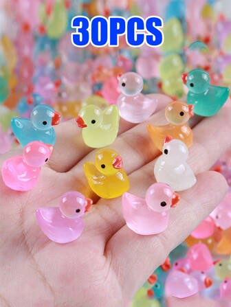 50 piezas Figuras de animales miniatura de resina de colores mezclados que brillan en la oscuridad, Patitos que brillan, rellenos para bolsas de regalo que brillan en la oscuridad, suministros para regalos de fiesta, suministros para regalos de fiesta de cumpleaños y Navidad, para decoración de paisaje en miniatura, acuario, juguetes y manualidades DIY