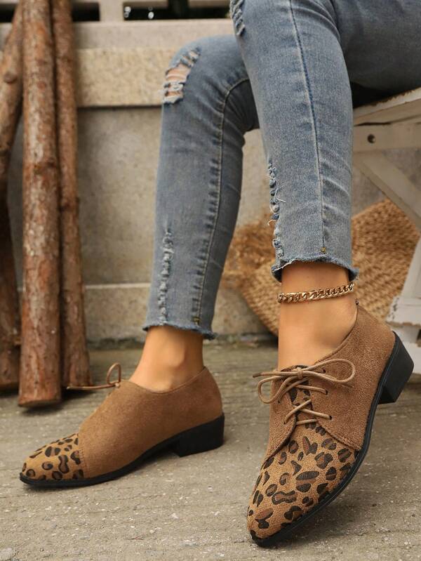 女士尖头粗跟系带绒面革厚底坡跟鞋，适合日常穿着，花卉印花