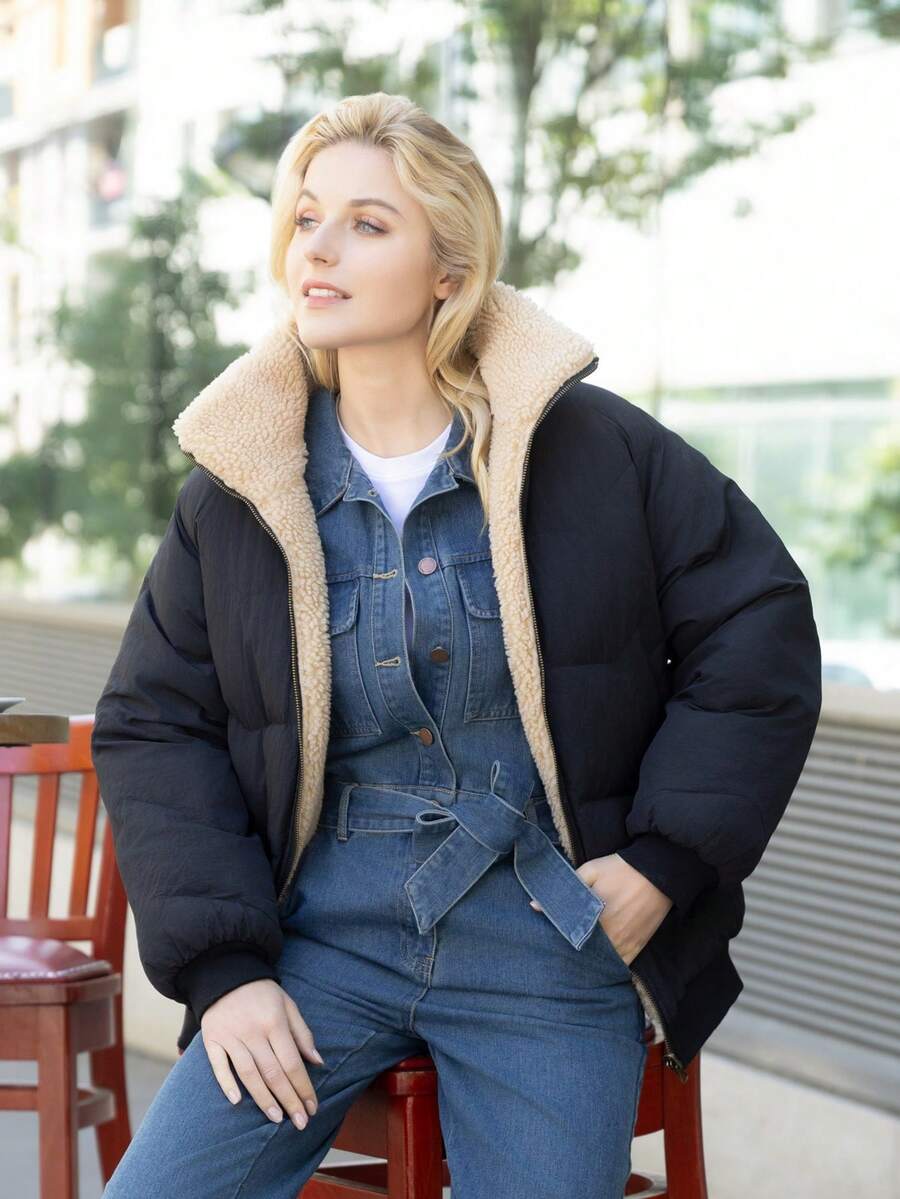 - Wendebarer, zweiseitiger Bomberjacke - Reißverschlussöffnung - Stehkragen - Seitentaschen mit Raglanärmeln an beiden Seiten