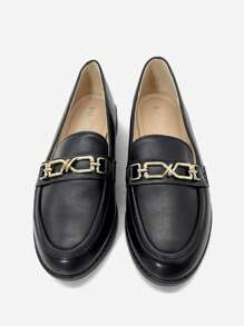REVREAL Damen Leder Loafer mit goldfarbener Kettenverzierung - erhältlich in Schwarz und Weiß - stilvolle Slip-On Schuhe für Lässig und Formal