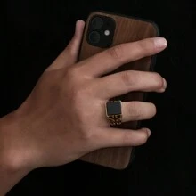 BLACK SQUARE PVD STAINLESS STEEL RING WITH WORKED BEZEL - Gold - View 5