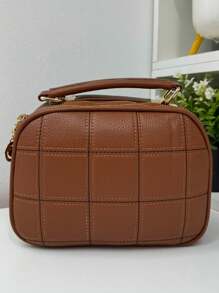 Bolsa Feminina Modelo CrossBody - Camera. Estampa frontal Quadriculada. Cores Variadas em Metalico - Marrom - Visão 2