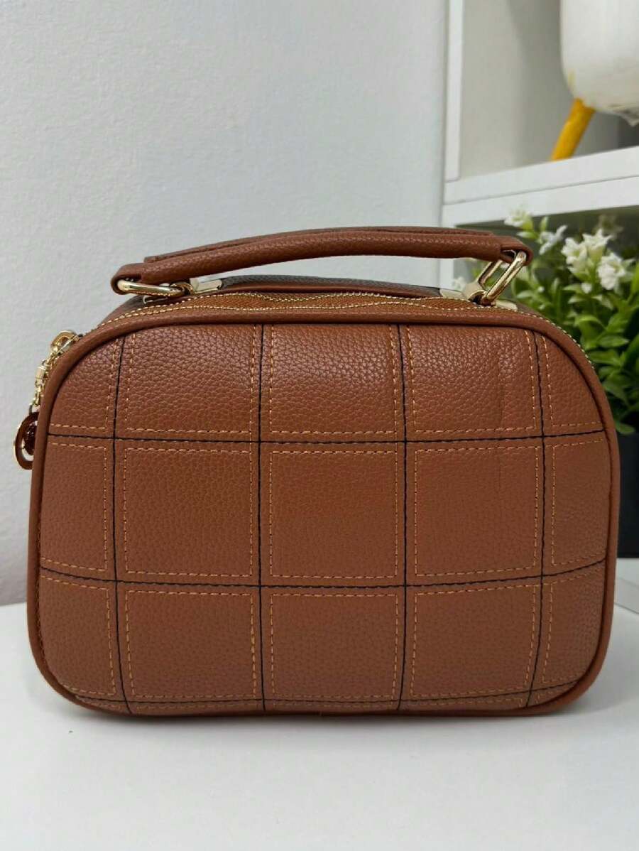 Bolsa Feminina Modelo CrossBody - Camera. Estampa frontal Quadriculada. Cores Variadas em Metalico