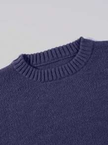 男士修身街头风纯色长袖毛衣，休闲圆领套头衫，轻薄涤纶针织衫，适合春、秋、冬三季穿着。