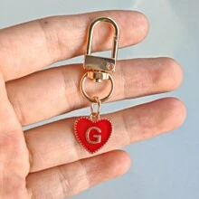 1 件个性化首字母心形钥匙扣，适用于背包、钱包、耳机盒，是送给朋友和情侣背包的理想礼物