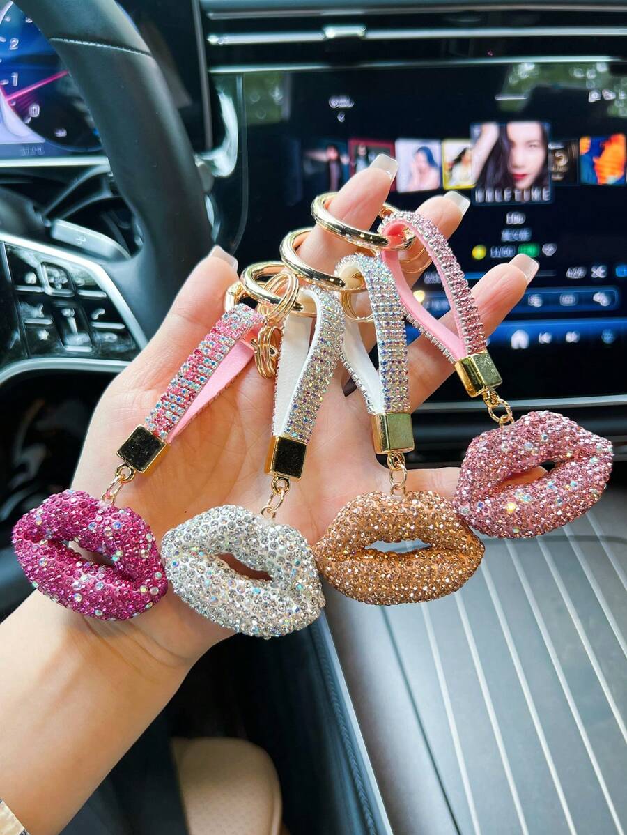 1 件水钻嘴唇设计钥匙扣，适合作为情人节礼物情人车饰包包饰品