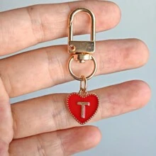 1 件个性化首字母心形钥匙扣，适用于背包、钱包、耳机盒，是送给朋友和情侣背包的理想礼物