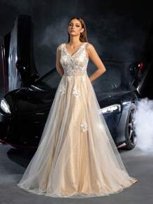 Faeriesty 优雅低胸花卉刺绣网眼覆盖婚纱