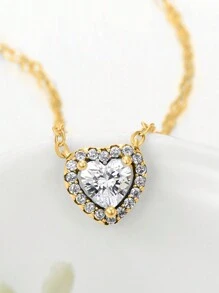 1 pièce collier en argent pur, 1 paire de boucles d'oreilles en argent pur et 1 pièce bague en argent pur, parée d'un design anti-allergénique avec des éléments de cœur passionné et d'amour, assortis à un cubic zirconia cubique de forme carrée simple mais élégant, mettant en valeur votre raffinement, votre romantisme et votre élégance polyvalente.