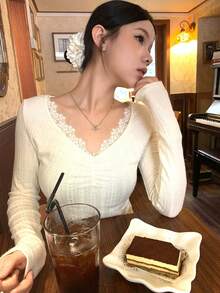 全新蕾丝长袖打底 T 恤，V 领，修身，短款 - 杏色 - 查看 8