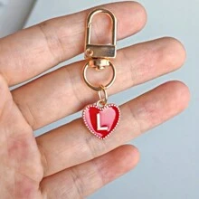 1 件个性化首字母心形钥匙扣，适用于背包、钱包、耳机盒，是送给朋友和情侣背包的理想礼物