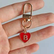 1 件个性化首字母心形钥匙扣，适用于背包、钱包、耳机盒，是送给朋友和情侣背包的理想礼物