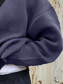 男士修身街头风纯色长袖毛衣，休闲圆领套头衫，轻薄涤纶针织衫，适合春、秋、冬三季穿着。