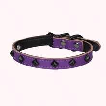 1 件单排黑色铆钉宠物狗项圈，可调节项圈采用耐用 PU 皮革和黑色铆钉装饰制成。