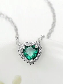 1 套纯银项链、耳环和戒指首饰套装，采用低过敏性设计，饰有充满活力的绿色心形和爱心元素，搭配简约优雅的方形绿色立方氧化锆，展现您精致、浪漫和百搭的优雅气质。
