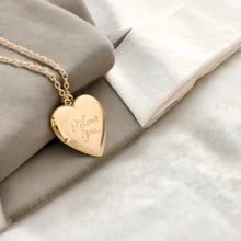 Relicario pequeño de corazón con frase "I LOVE YOU" - Dorado - Ver 2