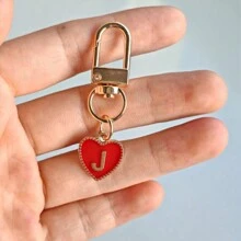 1 件个性化首字母心形钥匙扣，适用于背包、钱包、耳机盒，是送给朋友和情侣背包的理想礼物