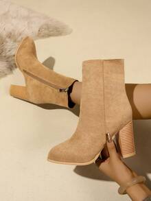 Giày bốt ngắn cho nữ, Hàng mới về cho mùa thu đông, Gót dày, Mũi vuông đa năng và thời trang, Cao và thon gọn hơn, Thích hợp cho các bữa tiệc, Giày bốt ngắn bằng da lộn, Giày bốt cao gót, Giày bốt khóa kéo bên hông thời trang, Giày bốt cổ ngắn thời trang, Giày bốt cao gót ấm áp mùa đông - màu nâu - Xem 2