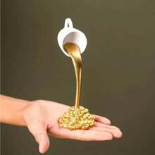 1个金色漂浮咖啡杯装饰品，采用创新树脂材料，反重力倾斜咖啡杯摆件，适用于家居、咖啡馆装饰、创意摄影道具、节日装饰、生日和毕业礼物