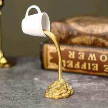 1个金色漂浮咖啡杯装饰品，采用创新树脂材料，反重力倾斜咖啡杯摆件，适用于家居、咖啡馆装饰、创意摄影道具、节日装饰、生日和毕业礼物