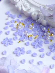 150 pièces Décorations d'ongles florales violettes à découper, accessoires de boules en acier doré de tailles mélangées. Fournitures pour ongles pour la conception et la décoration de salon de manucure DIY pour femmes - Parme - Voir 4