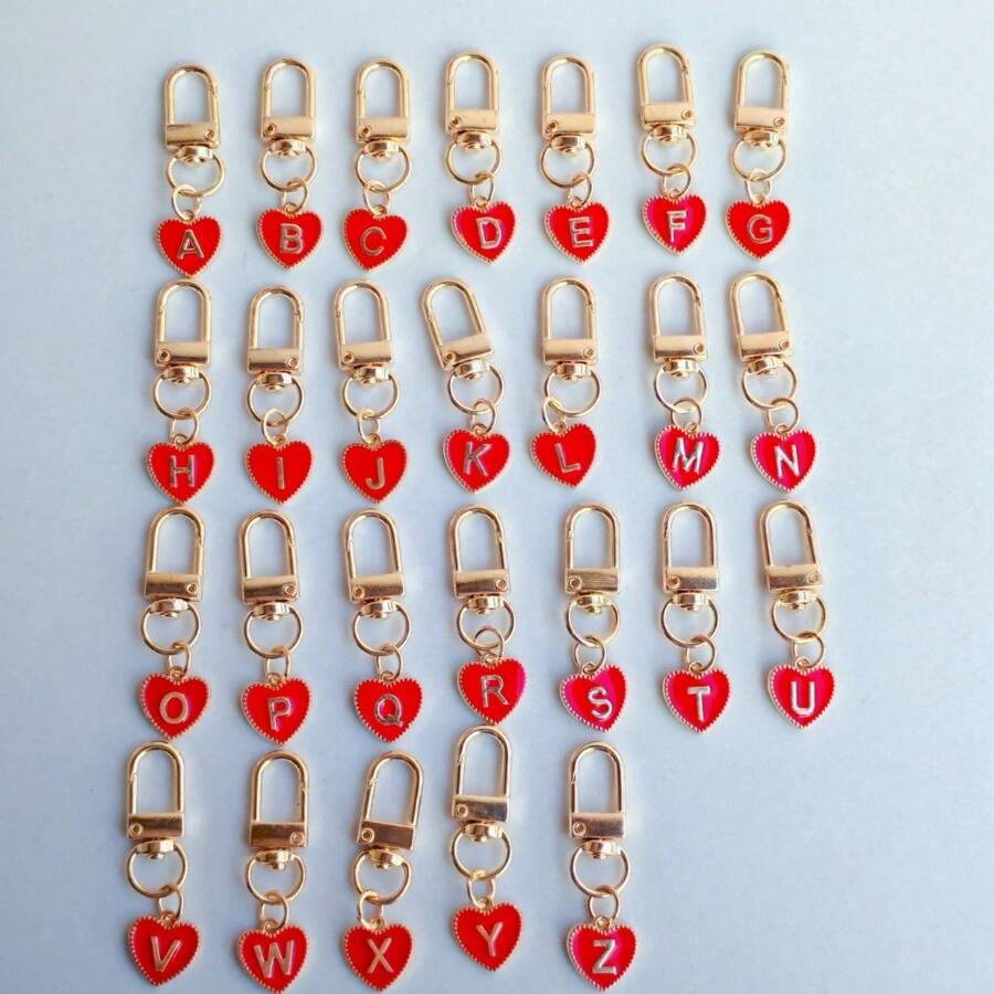 1 件个性化首字母心形钥匙扣，适用于背包、钱包、耳机盒，是送给朋友和情侣背包的理想礼物