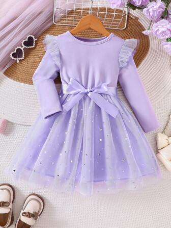 Vår-/höstklänning för ung flicka, stjärnmönster i mesh, kontrasterande prinsessa med fladdrande ärmar